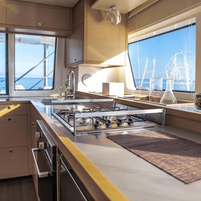 White Pearl | Lagoon 52 photo 9