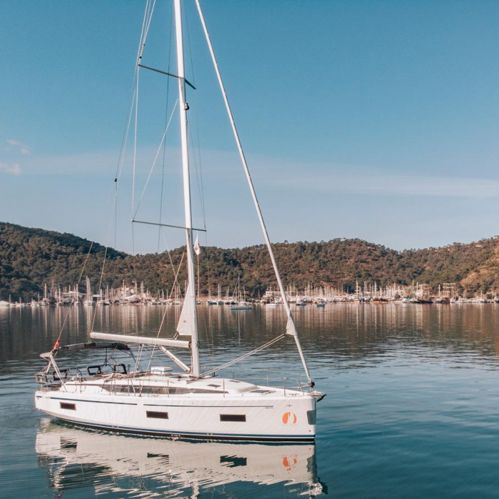 Aruna | Bavaria C42 photo 5