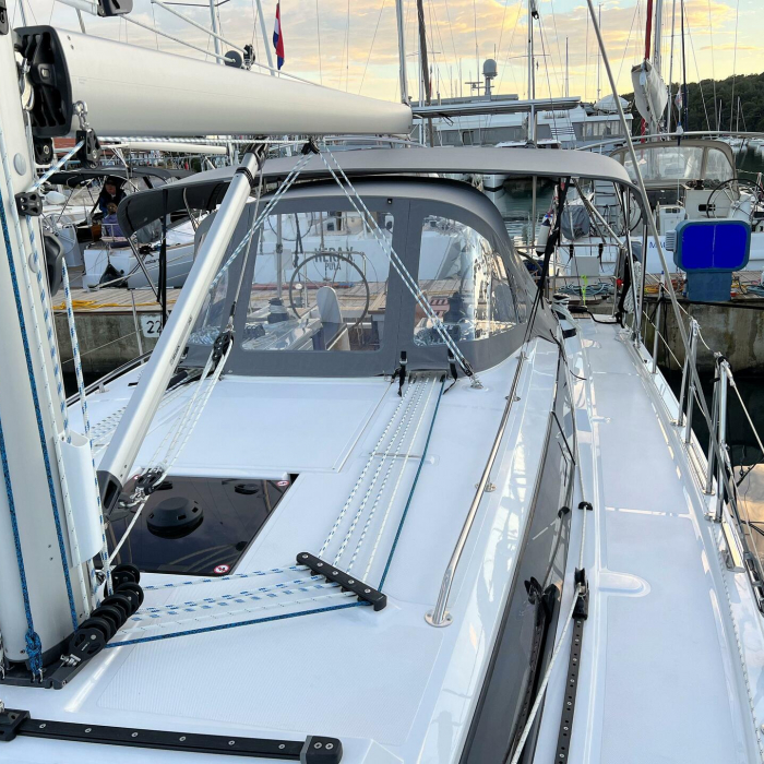 Mala Hana | Bavaria C38 photo 4