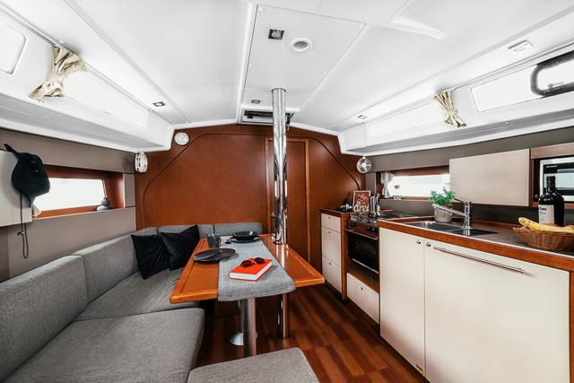 Happy | Oceanis 38 photo 8