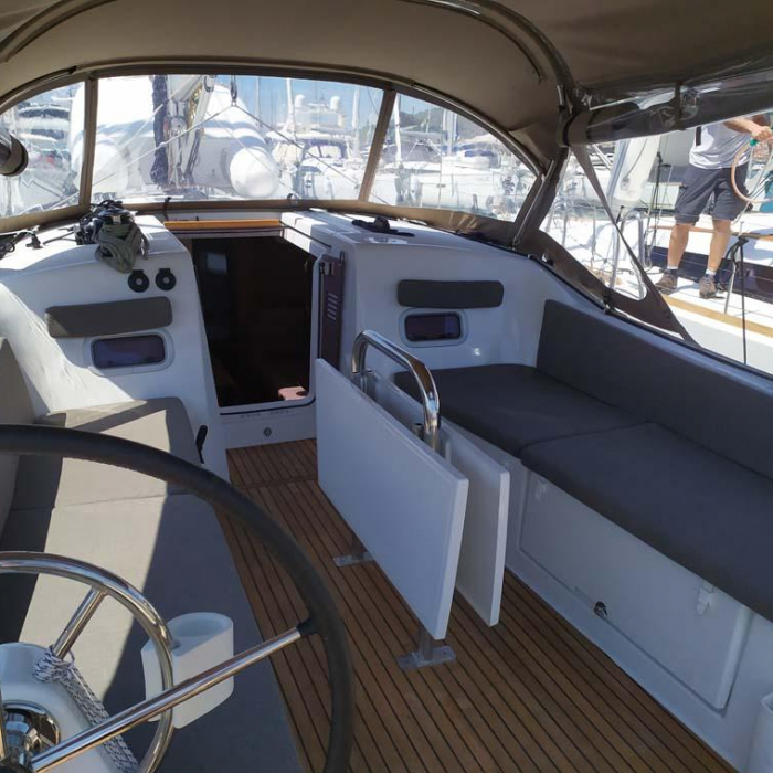 Bright Elli | Sun Odyssey 380 photo 3