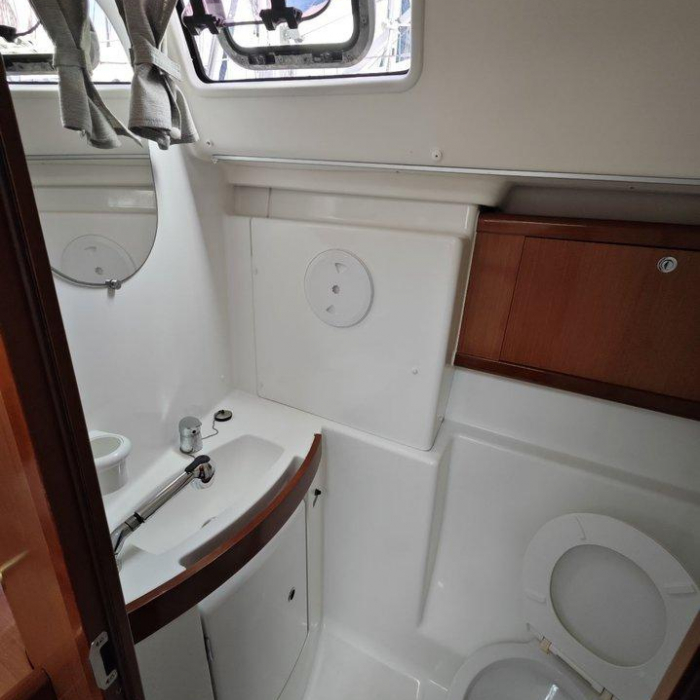 Lilium | Beneteau 43 photo 12