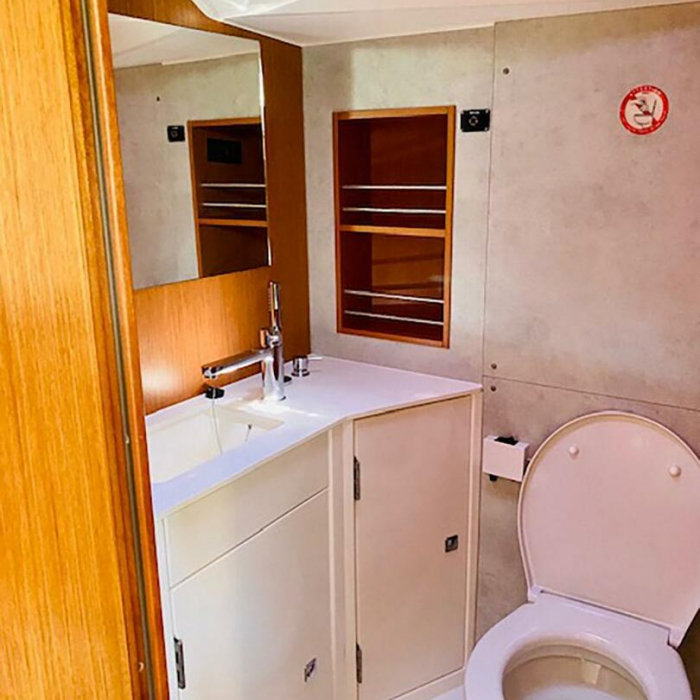 Class | Bavaria C42 photo 12