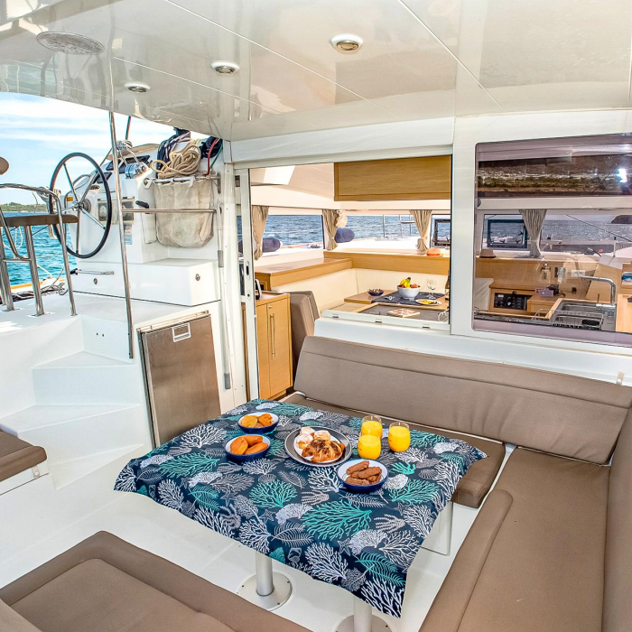 Christina S | Lagoon 400 S2 photo 14