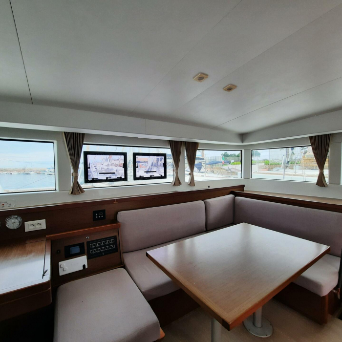 Senza Meta  (A/C and Generator) | Lagoon 40 photo 3