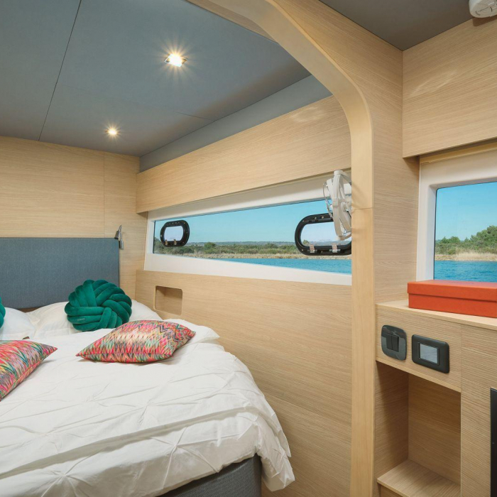 By My Side | Aquila 54 photo 4