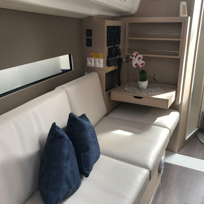 Mimosa | Oceanis 30.1 photo 4