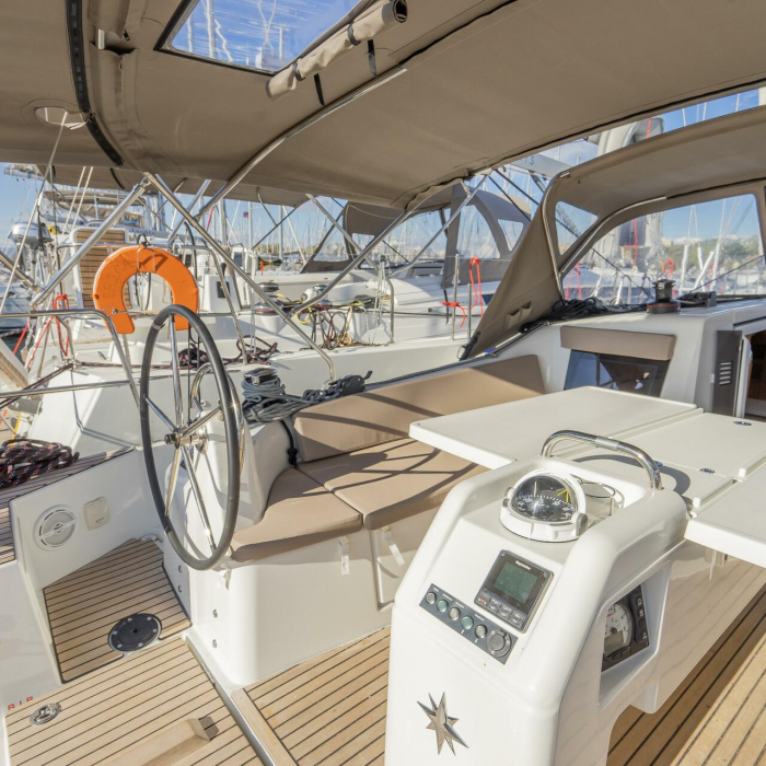 HIGH TIME | Sun Odyssey 410 photo 2