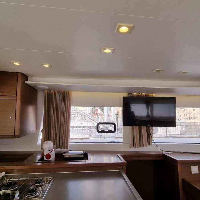 Samogon | Lagoon 450F photo 16