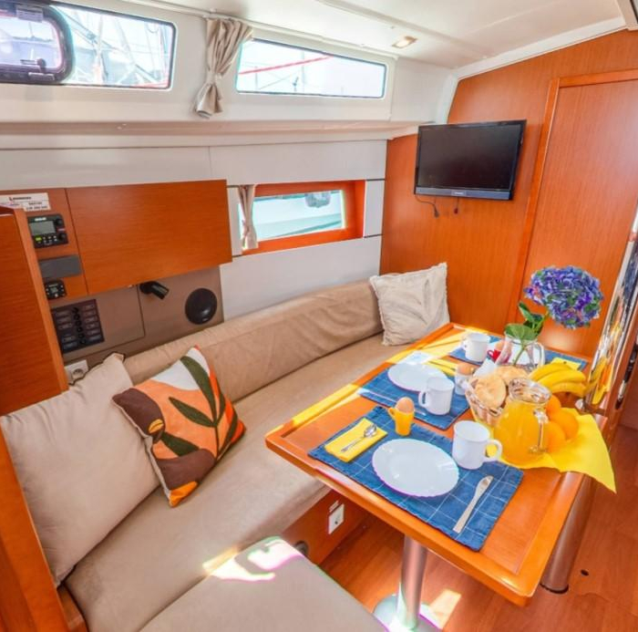 Sailor Jupiter | Oceanis 38.1 photo 8