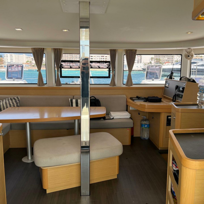 Mares | Lagoon 42 photo 19