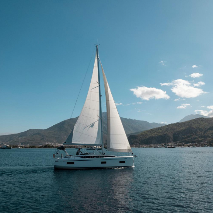 Arinna | Bavaria C38 photo 23