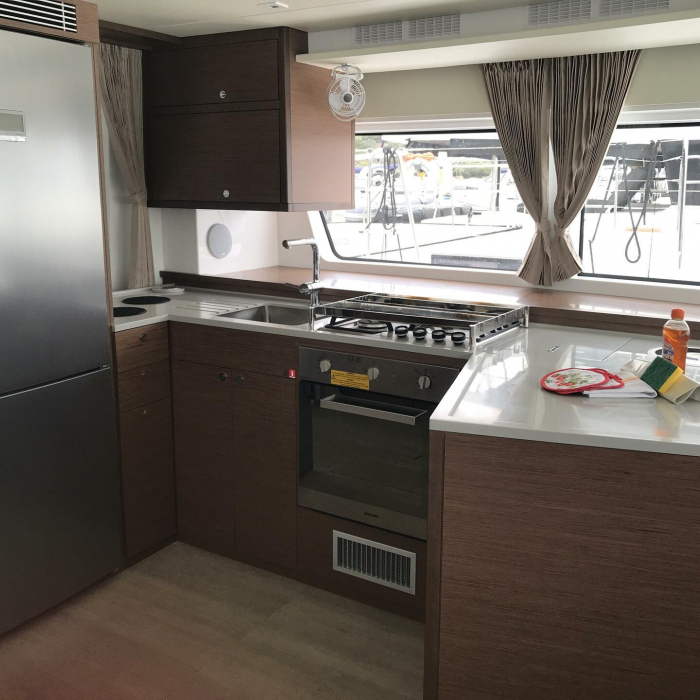 Dugongo II (SXM) (6 cab + 1 crew) (A/C, WM, Generator, Inverter, Tender Lift) | Lagoon 52F photo 6