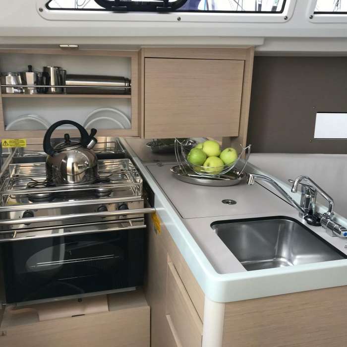 Mimosa | Oceanis 30.1 photo 6