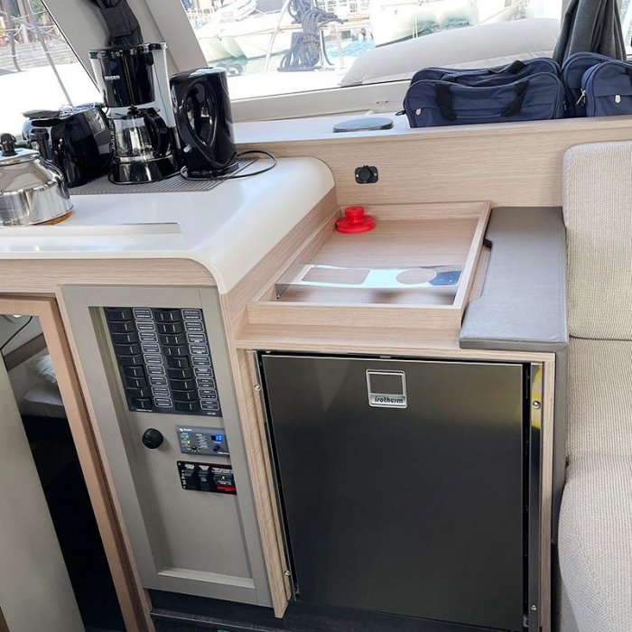 Barnacle | Fountaine Pajot Isla 40 photo 10