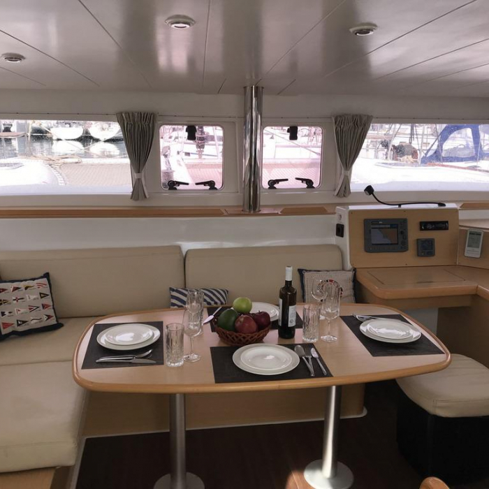 Aurora | Lagoon 400 photo 5