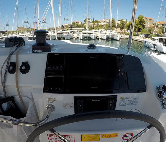 Tom Cat | Lagoon 40 photo 5