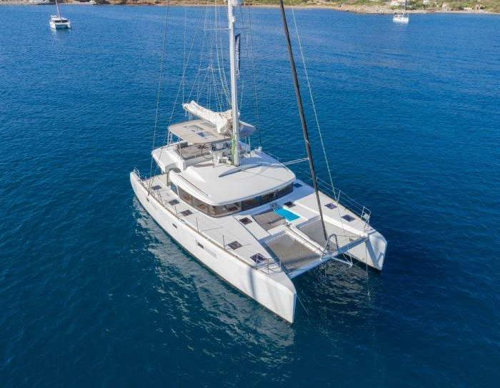 Deluxe | Lagoon 52F photo 1