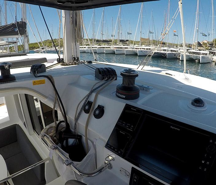 Tom Cat | Lagoon 40 photo 8