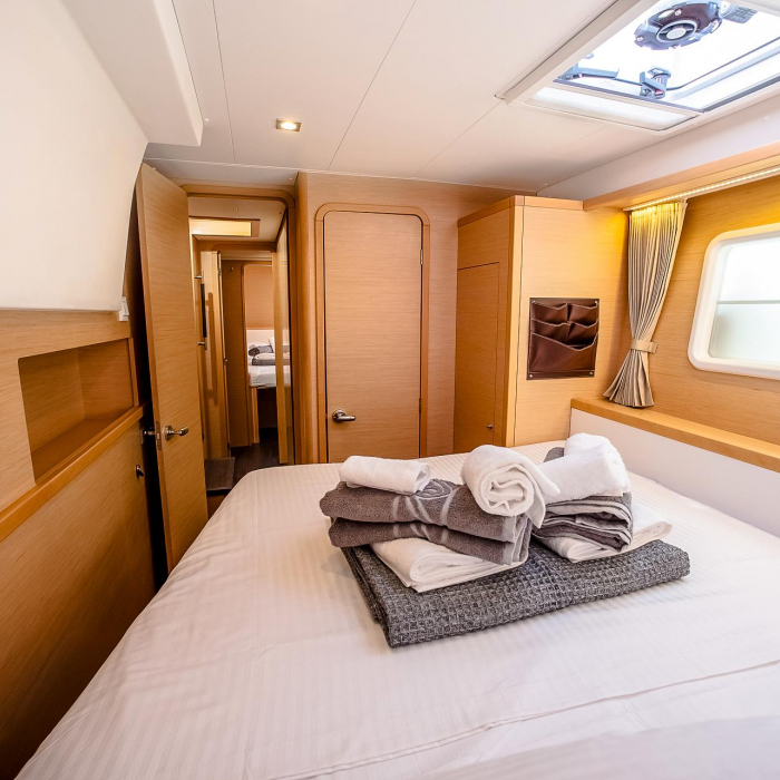 Christina S | Lagoon 400 S2 photo 13