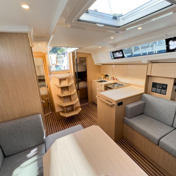 Coconut | Bavaria C38 photo 25