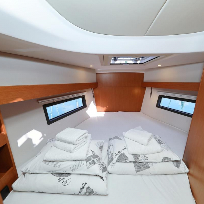 Lea | Bavaria C38 photo 12
