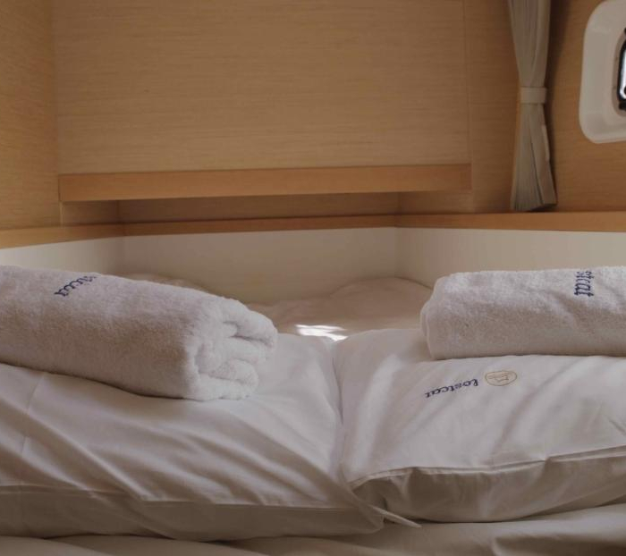 Lost Cat | Lagoon 39 photo 4