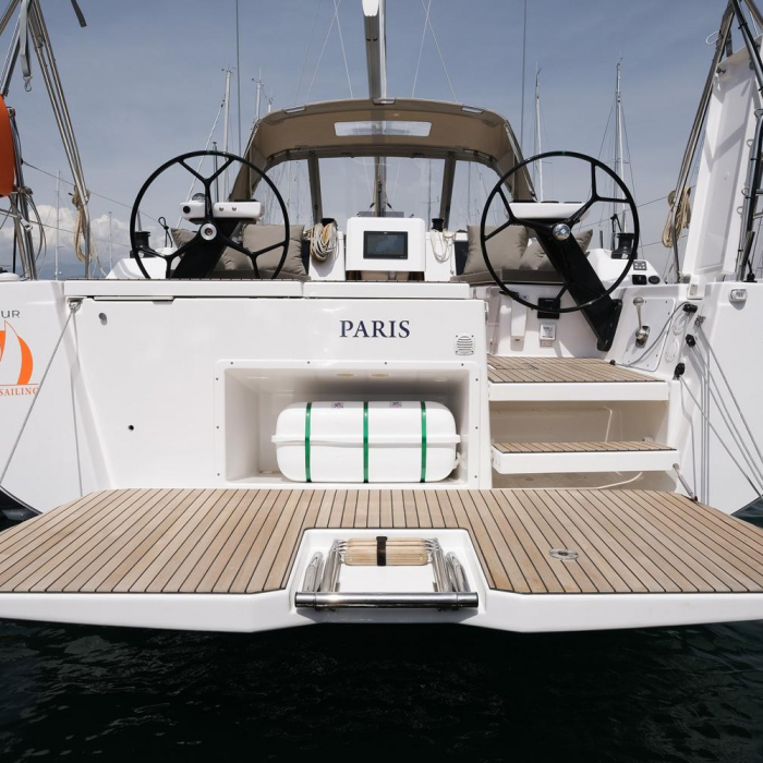 Paris | Dufour 390 photo 2