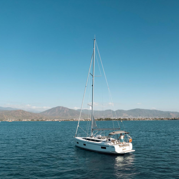 Arinna | Bavaria C38 photo 24