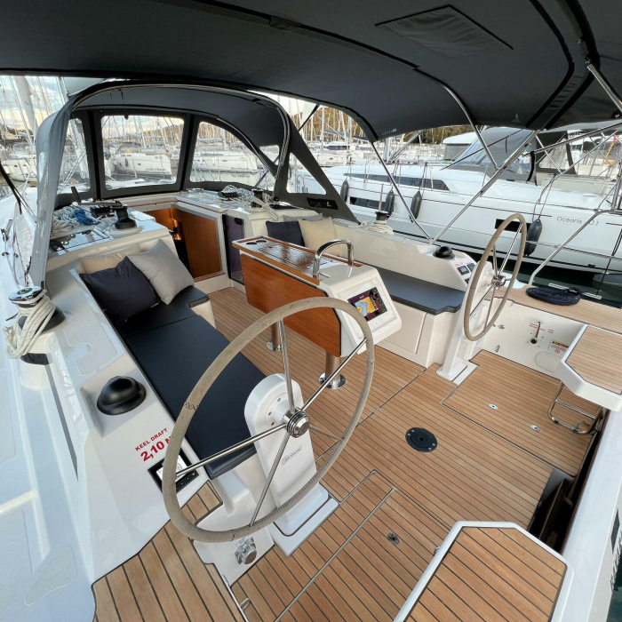 Mala Hana | Bavaria C38 photo 5