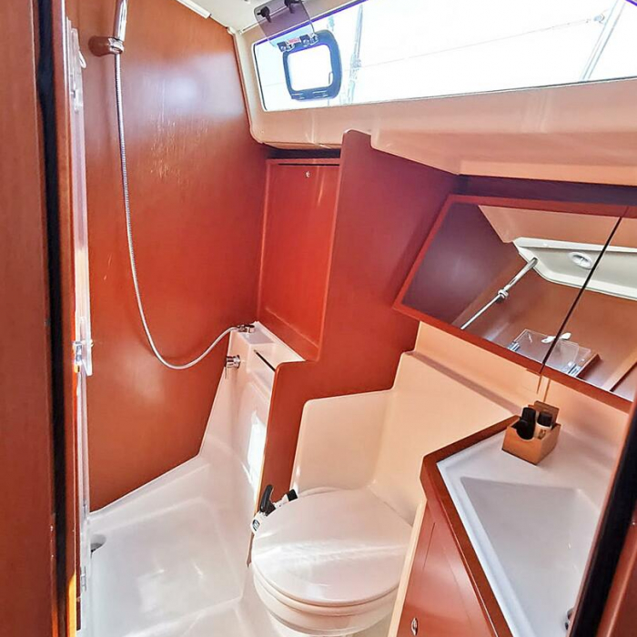 Office 2 | Oceanis 41.1 photo 2