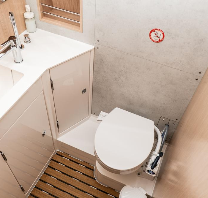 Aruna | Bavaria C42 photo 20