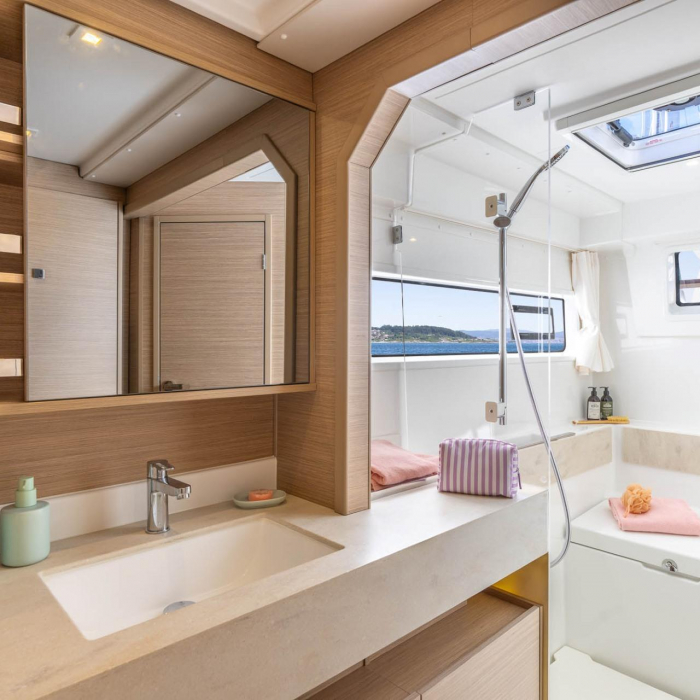 FIND US I | Lagoon 43 owner's version photo 8