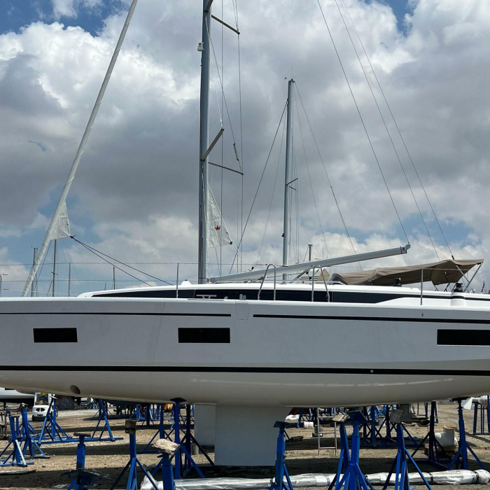 Prestige | Bavaria C42 photo 1
