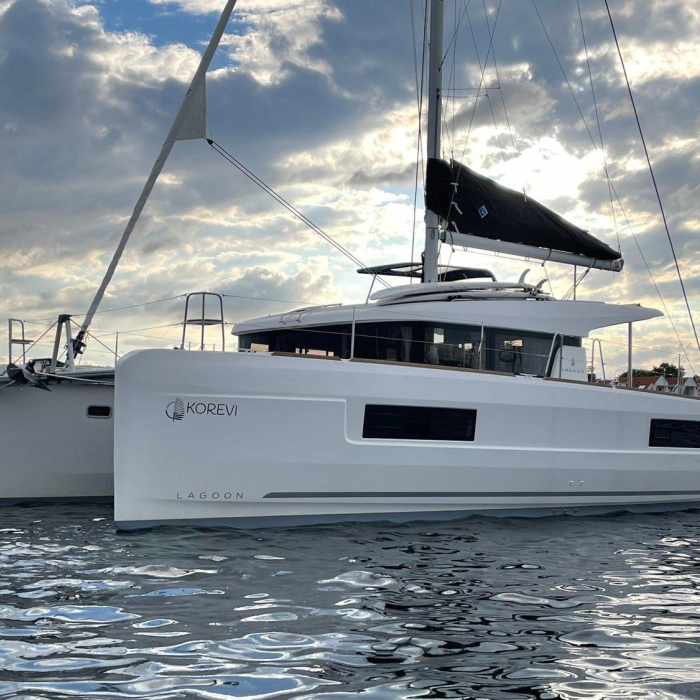 Arctic Charm | Lagoon 40 photo 2