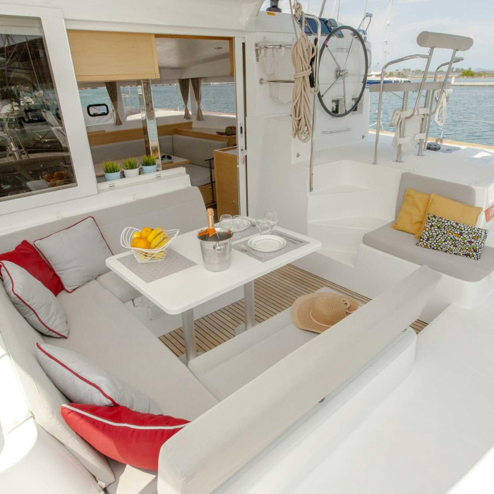 U2 | Lagoon 39 photo 5