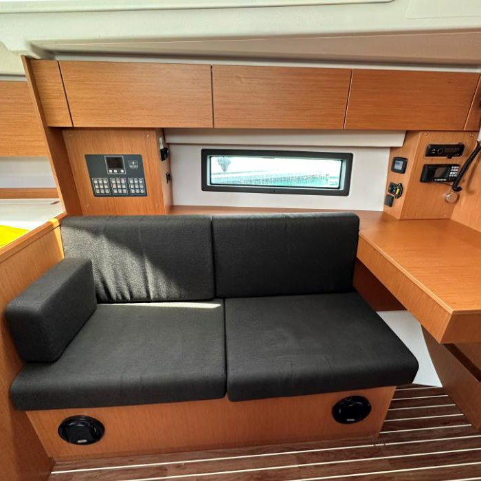 Silver VII | Bavaria C42 photo 3