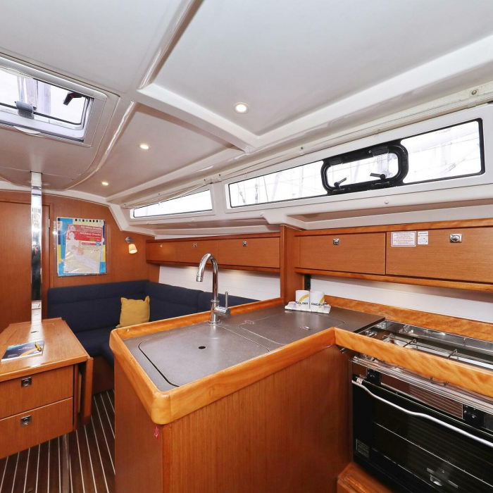 Homeoffice | Bavaria Cruiser 33 photo 3