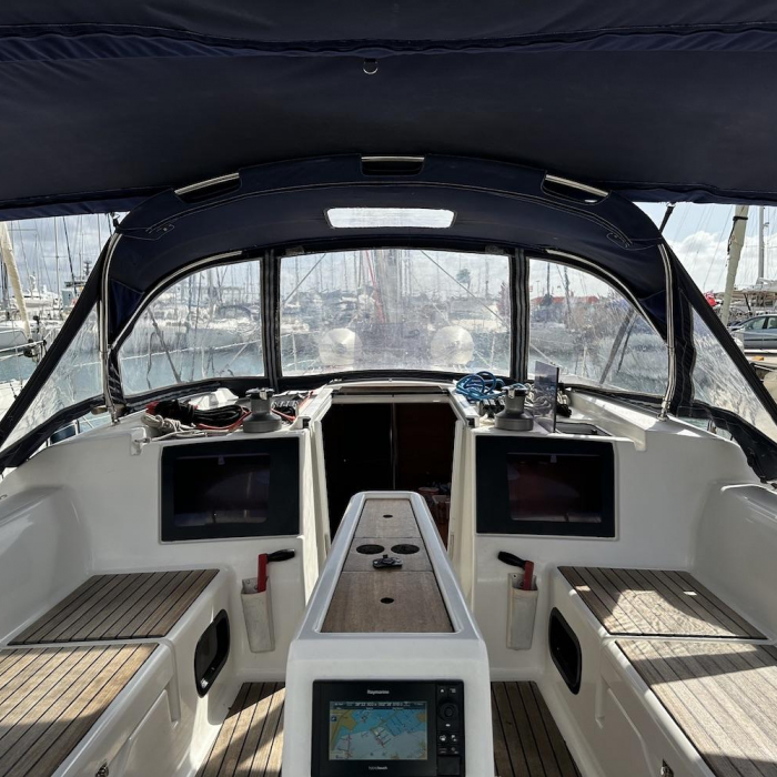 Sunny Blue | Dufour 382 GL photo 8