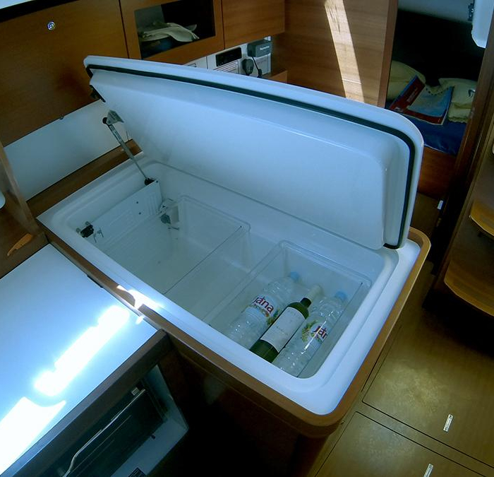 China girl | Dufour 375 GL photo 13