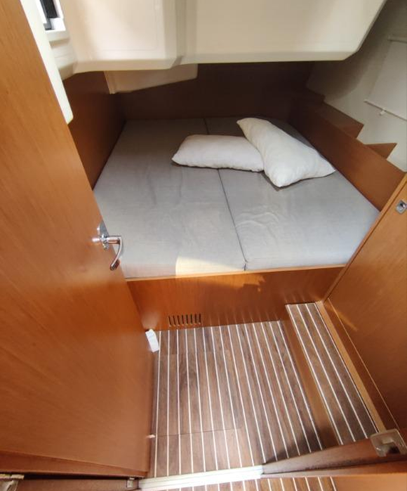 Silver VII | Bavaria C42 photo 5