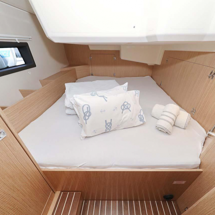 Leya | Bavaria C42 Style photo 9