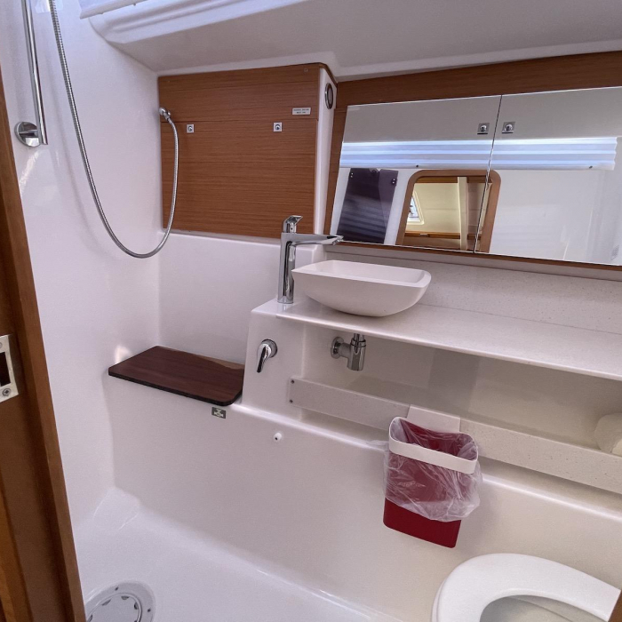 Sweet | Dufour 430 GL photo 13