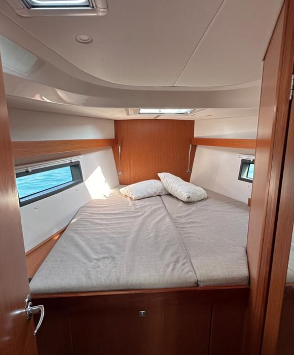 Silver VII | Bavaria C42 photo 4