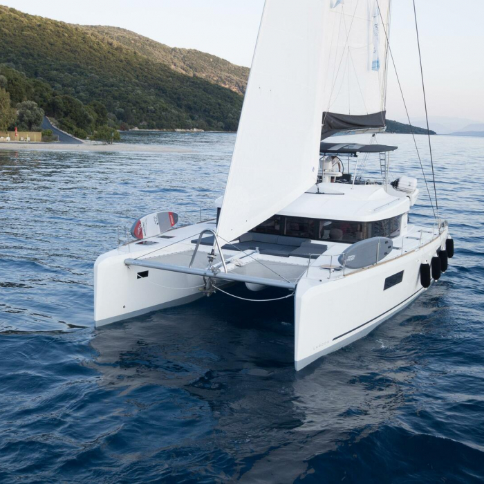 Blue Velvet | Lagoon 52 photo 2