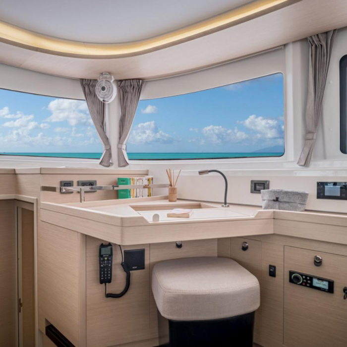 Overseas | Lagoon 46 Flybridge photo 9