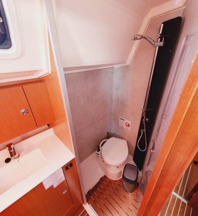 Lucia | Bavaria C42 photo 15