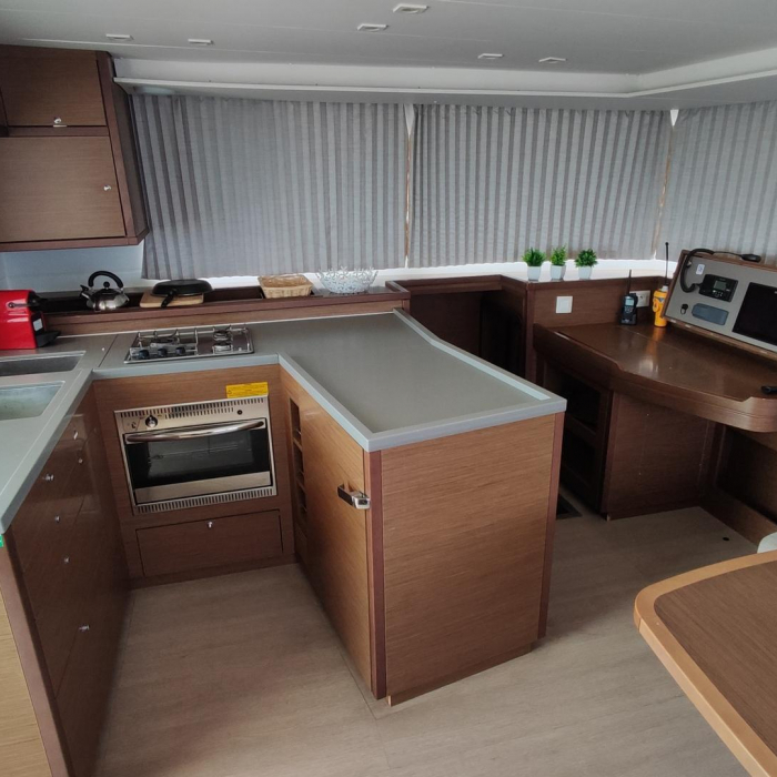 Alex Jr. | Lagoon 450 Flybridge photo 18