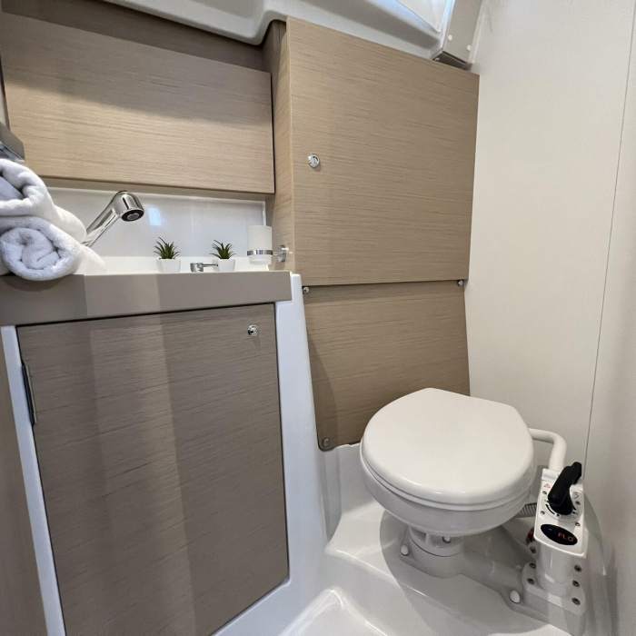 Jana | Oceanis 38.1 photo 30