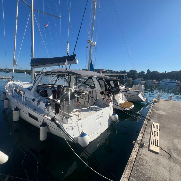 Office 2 | Oceanis 41.1 photo 1